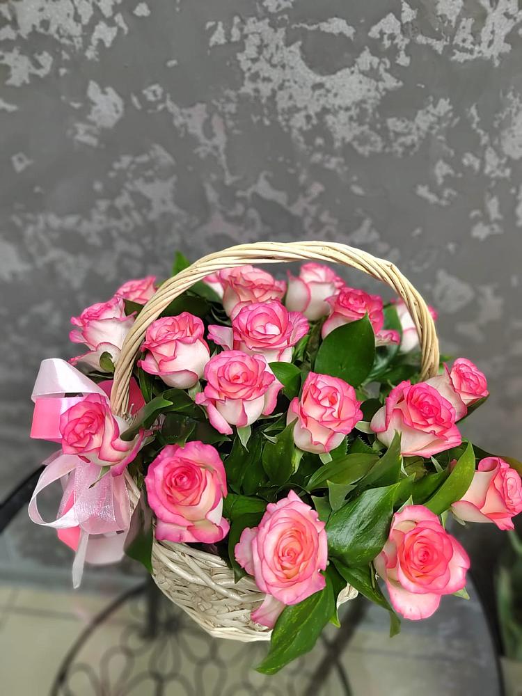 Цветочная композиция из Розы в корзине в Ключах Омской области