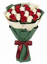 Букет Микс из красных и белых роз в Ключах Омской области