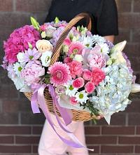 Цветочная композиция из Розы, Хризантемы, Пионы и Лизиантусы в корзине в Ключах Омской области