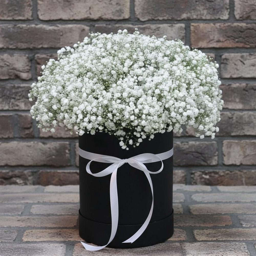 Цветочная композиция из Гипсофила в шляпной коробке в Ключах Омской области