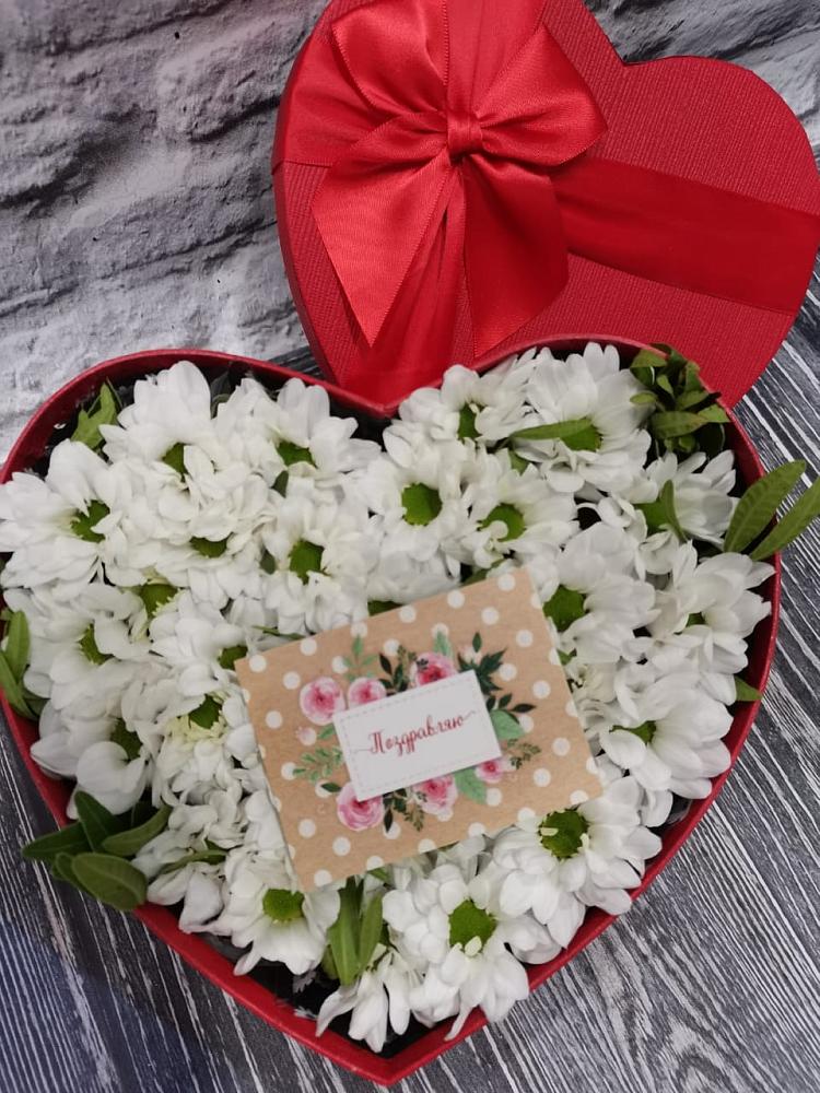 Цветочная композиция из Хризантемы в виде сердца в Ключах Омской области